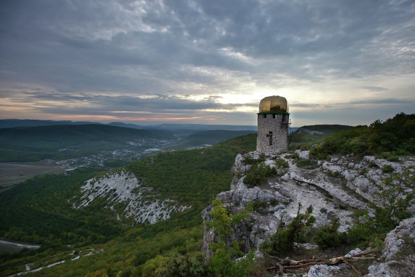 Le monastère se trouve au nord du village de Ternovka, près de Sébastopol.